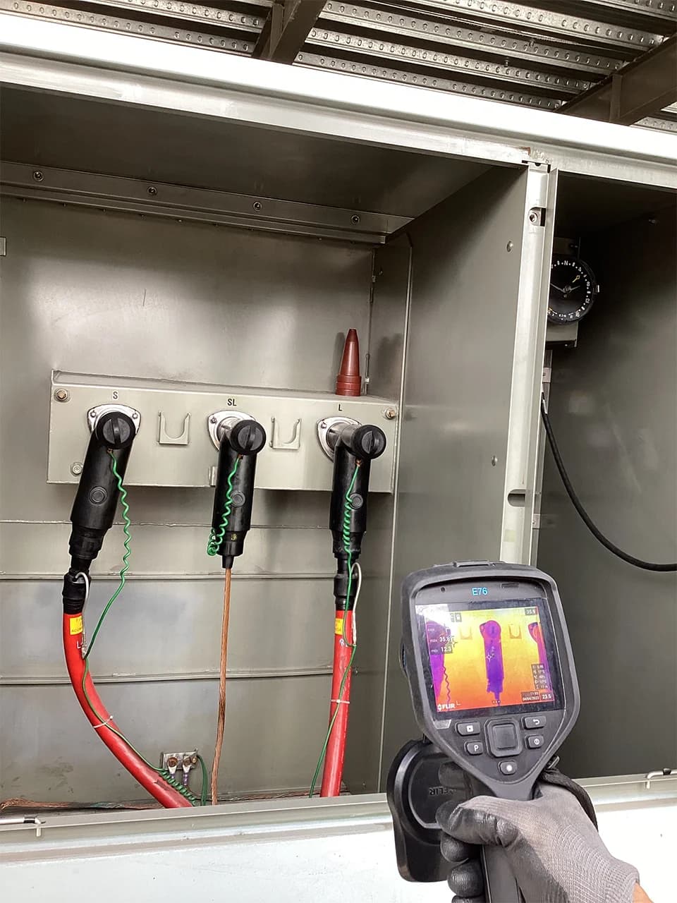 Ingeniero eléctrico revisando un tablero de control industrial