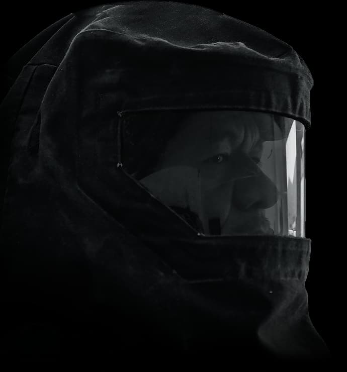 Trabajadores dando mantenimiento a una torre de alta tensión